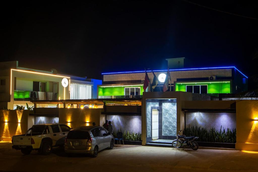 two cars parked in front of a building at night at Aylane Aparth Hotel in Nampula