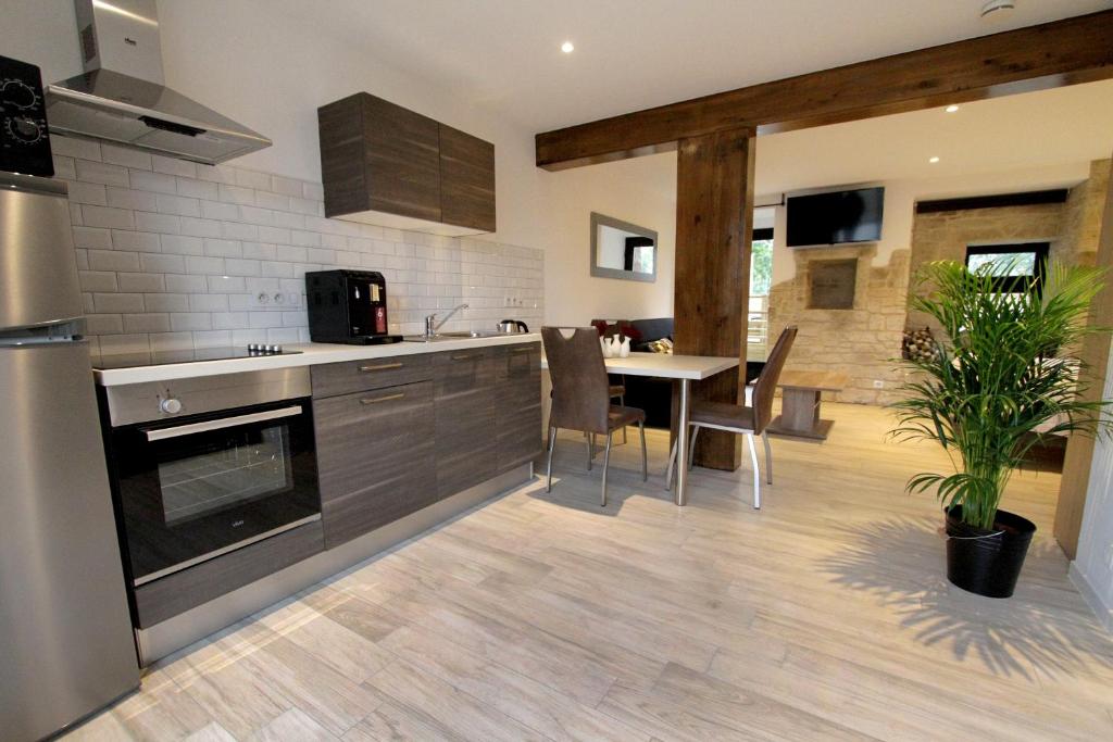 Kuchyň nebo kuchyňský kout v ubytování Le Moulin d'Oscar & Spa - Mulhouse Nord