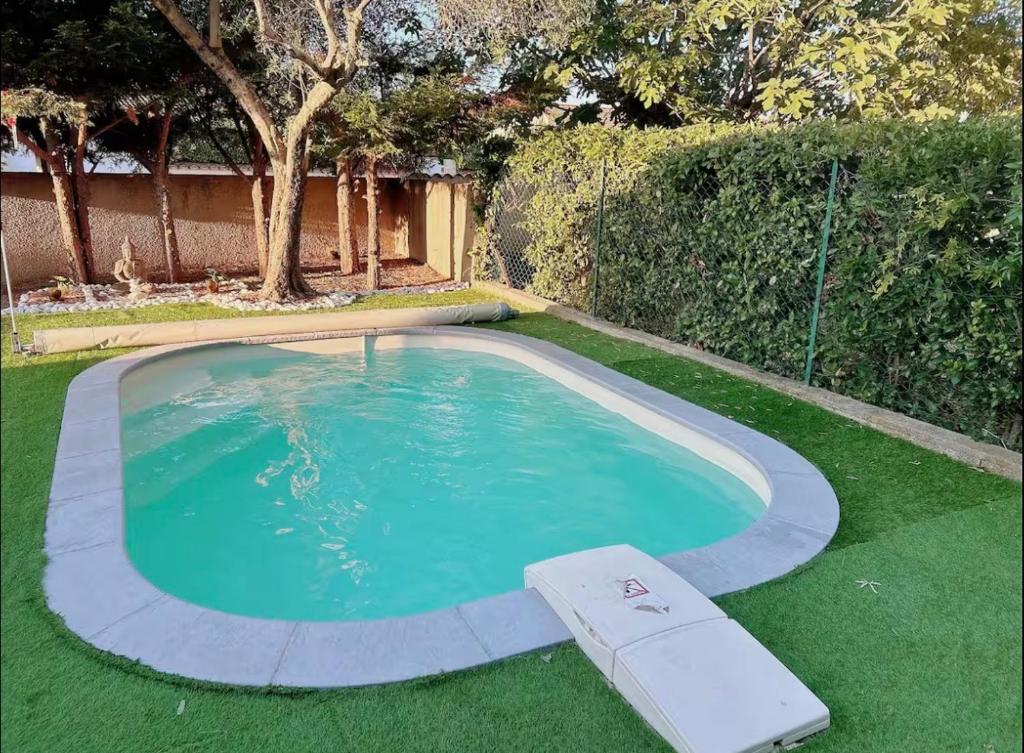 estudio con piscina y jacuzzi