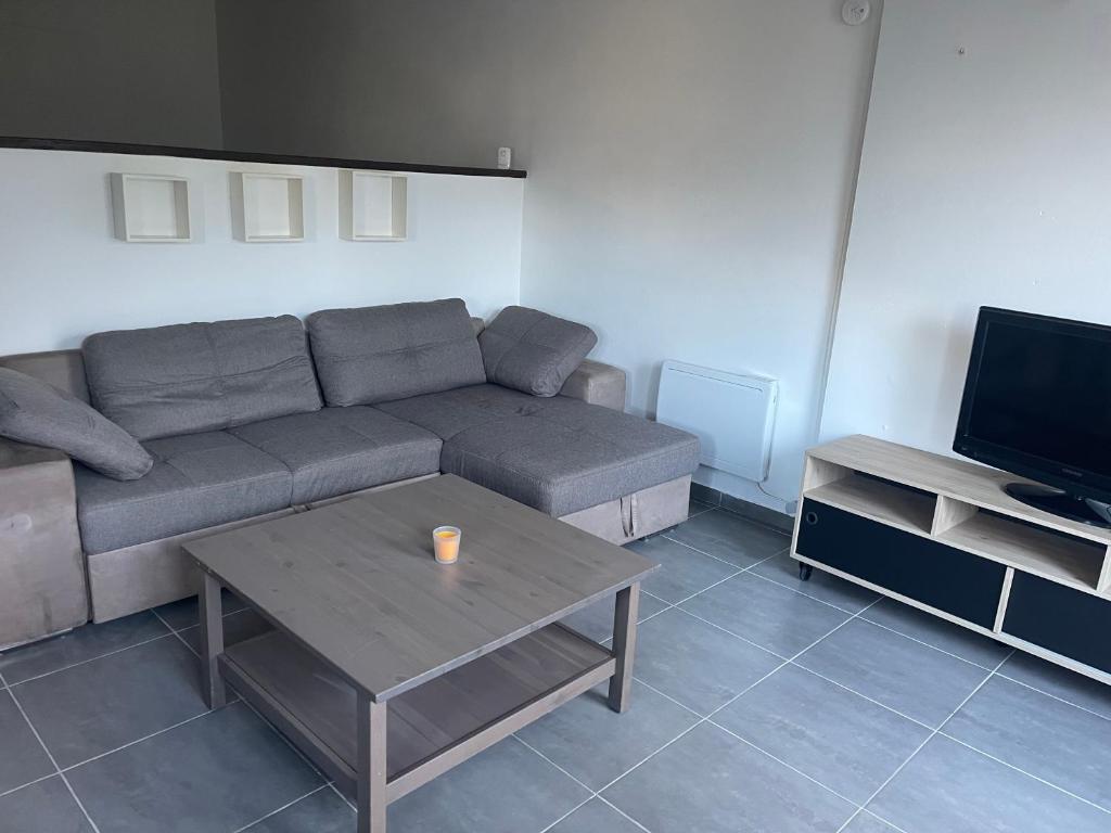 a living room with a couch and a coffee table at U limone 2 in Grosseto-Prugna