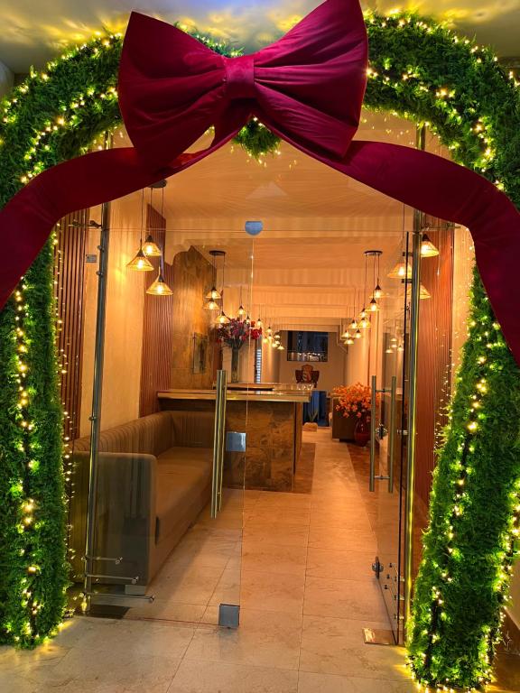 ein Weihnachtsbogen mit einer roten Schleife in einem Zimmer in der Unterkunft Hotel Estevez in Chinácota