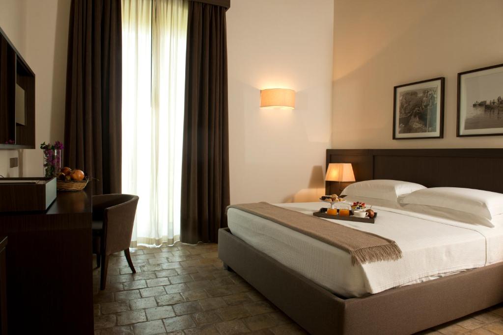 Posteľ alebo postele v izbe v ubytovaní Relais Histò San Pietro Sul Mar Piccolo