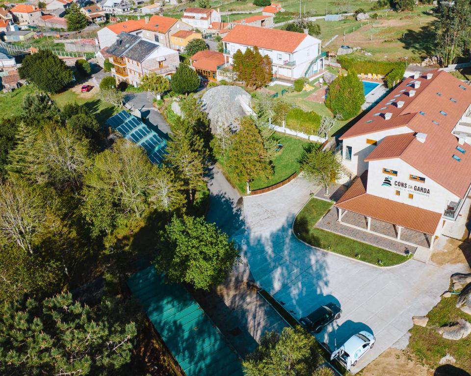 Luftaufnahme eines Hauses und eines Flusses in der Unterkunft Hotel & Apartamentos Cons da Garda in San Vicente de O Grove