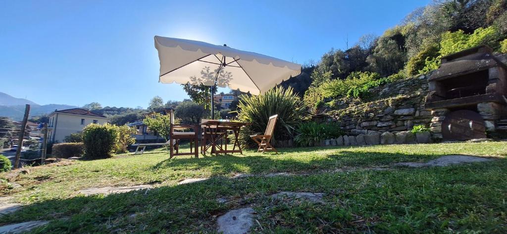 a table and chairs with an umbrella in a yard at Casa del contadino in Rapallo