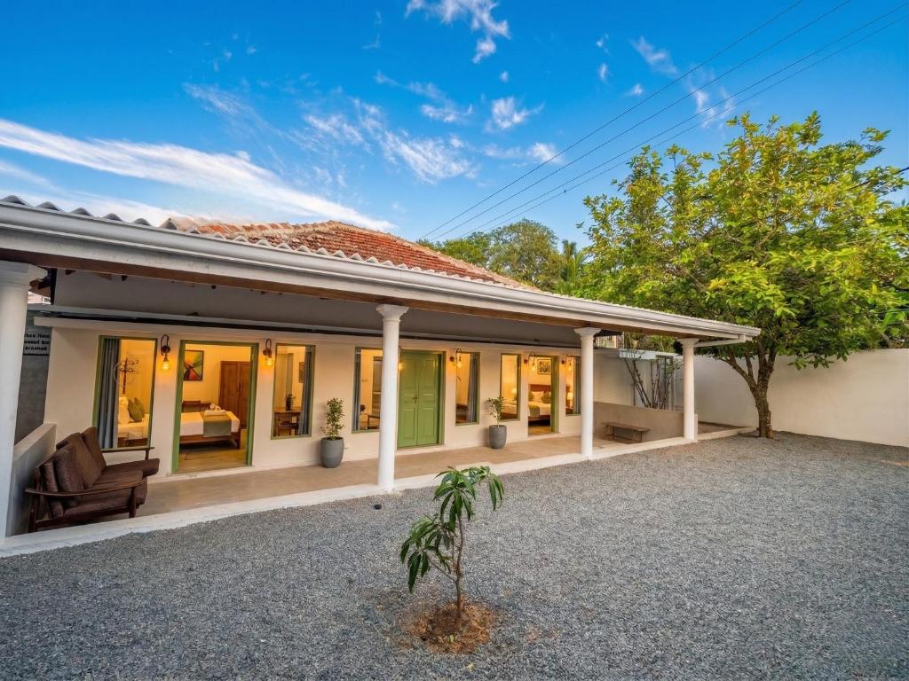 an image of a house with a patio at Stara Weligama in Weligama