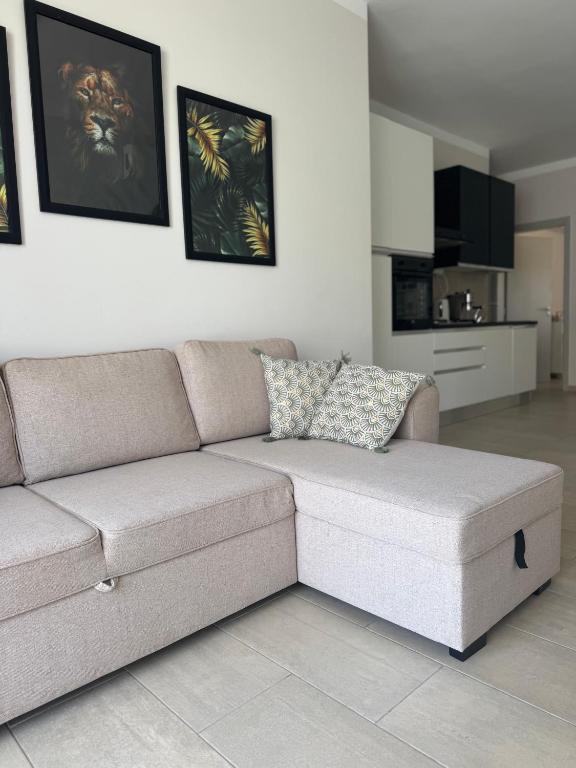 a living room with a couch and a kitchen at Casa El Mundo in Sal Rei