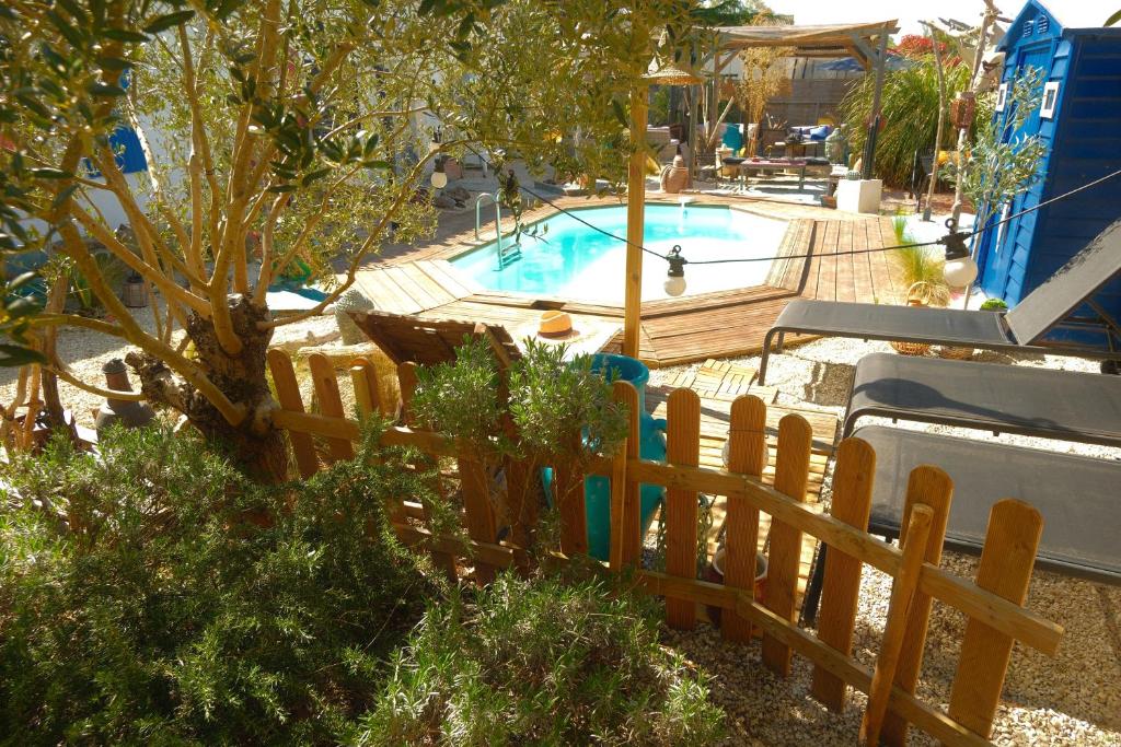 una staccionata di legno accanto a una piscina di La Norélie a Saint-Sulpice-de-Royan