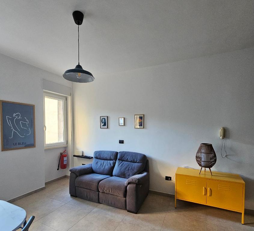 ein Wohnzimmer mit Sofa und Tisch in der Unterkunft host19 in Campobasso