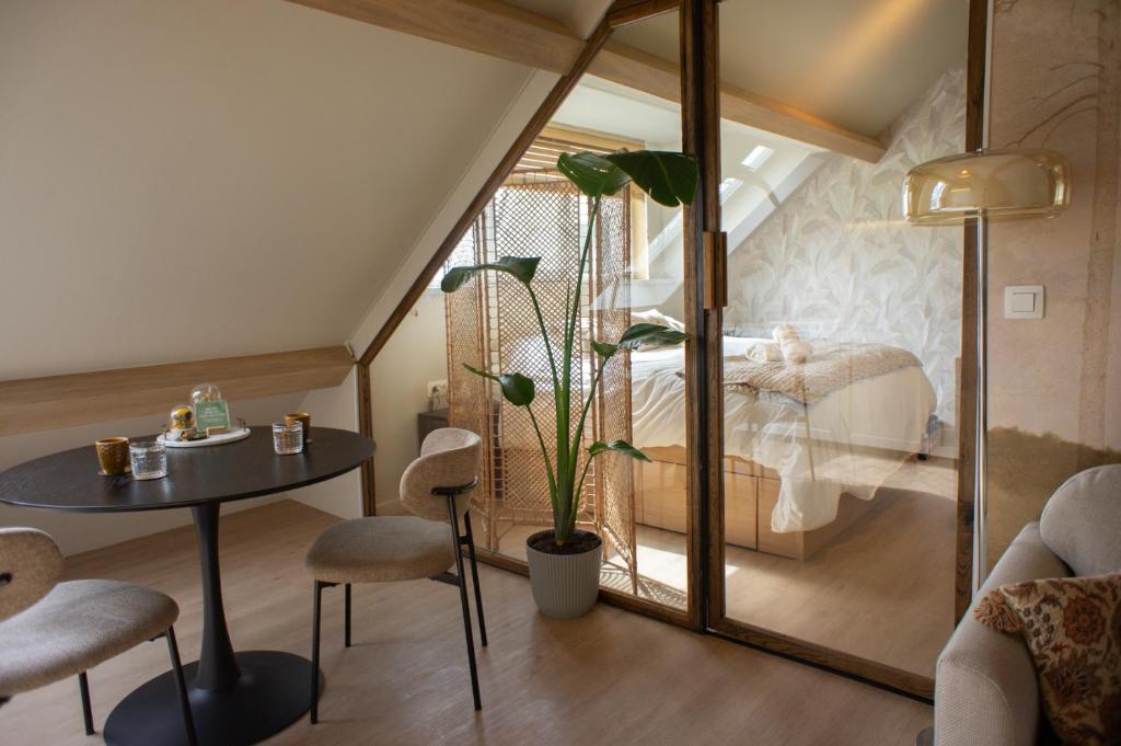a room with a table and a bed at Polderloft 27 in Hengstdijk