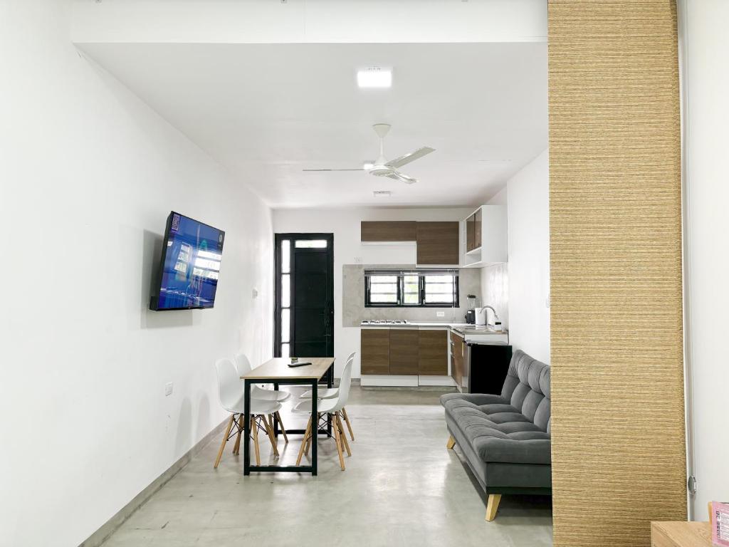 a living room with a couch and a table at Loft del Río - Apartaestudio Completo - Aire Acondicionado, Parqueadero, WiFi, Pet Friendly in Honda