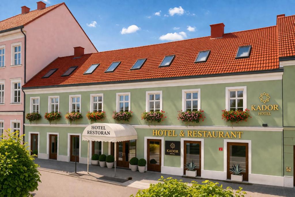 ein großes Gebäude mit rotem Dach in der Unterkunft Aminess Kadoor Hotel in Karlovac