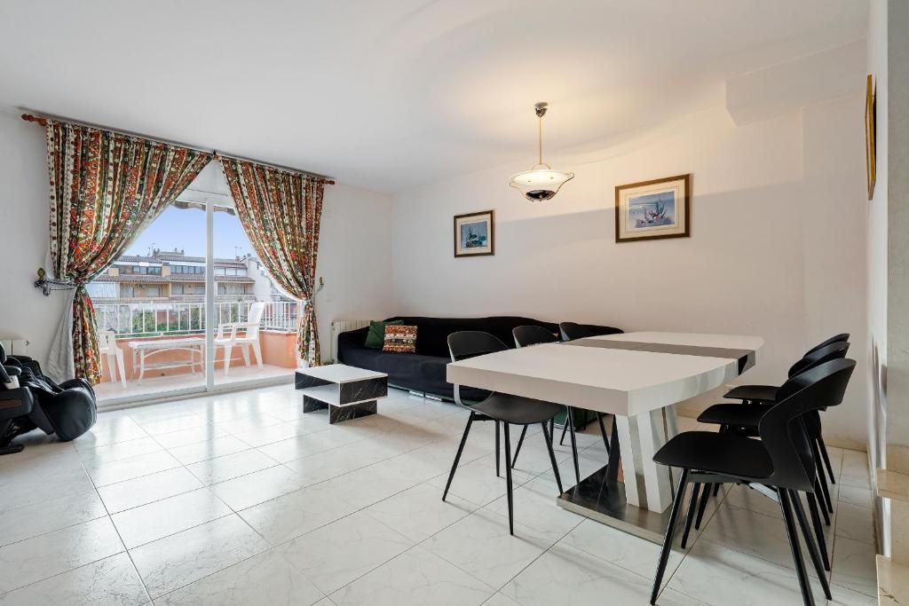a living room with a table and chairs and a couch at Hauzify I Casa Arboç in Platja d'Aro