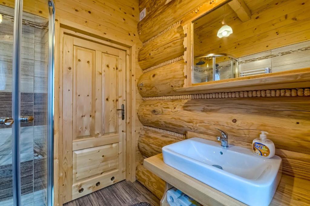 Koupelna v ubytování Domek w Białce z JACUZZI w ogrodzie