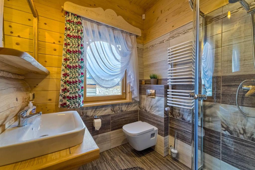 Koupelna v ubytování Domek w Białce z JACUZZI w ogrodzie