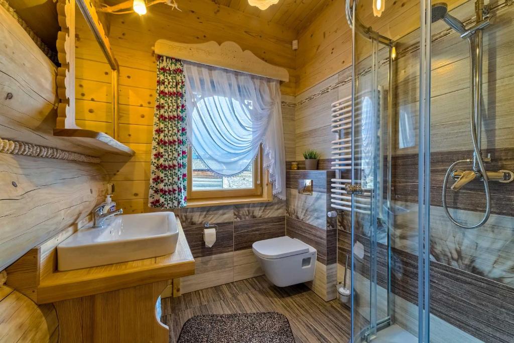 Koupelna v ubytování Domek w Białce z JACUZZI w ogrodzie