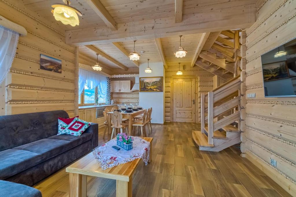 Posezení v ubytování Domek w Białce z JACUZZI w ogrodzie