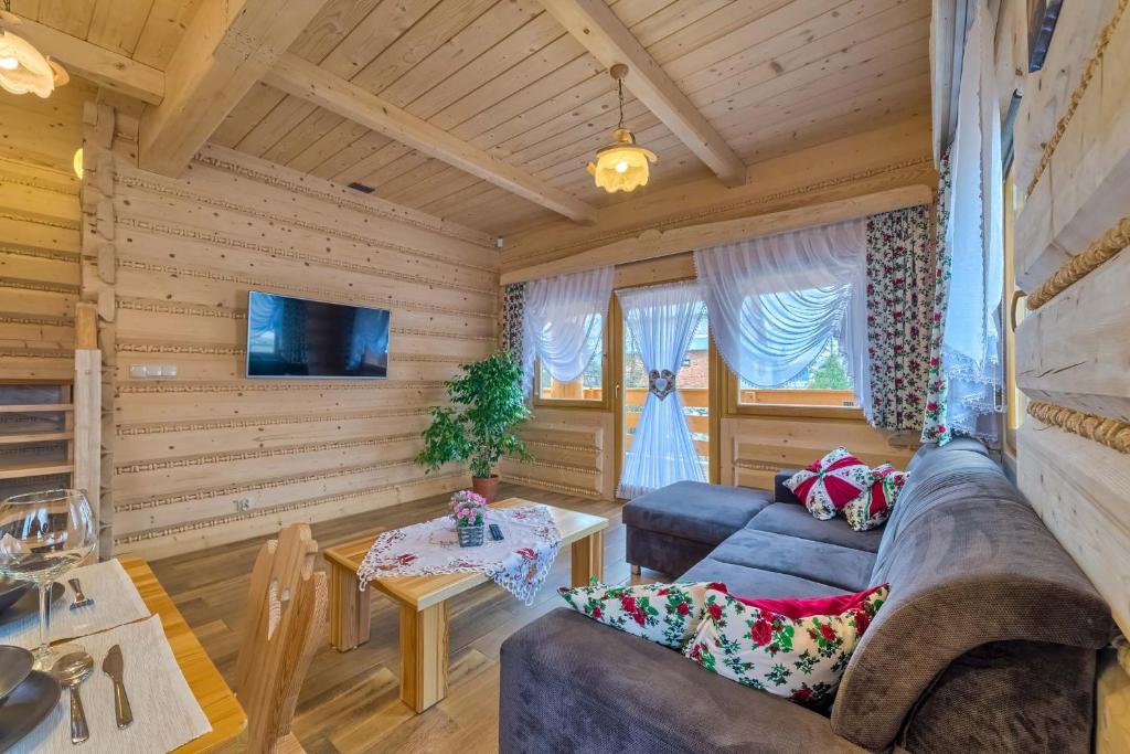 TV a/nebo společenská místnost v ubytování Domek w Białce z JACUZZI w ogrodzie