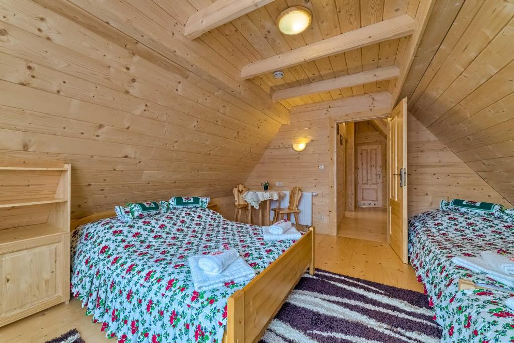 Postel nebo postele na pokoji v ubytování Domek w Białce z JACUZZI w ogrodzie