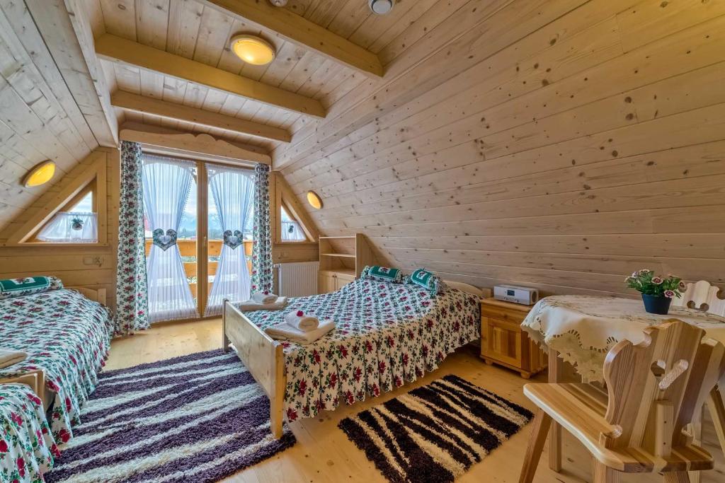 Posezení v ubytování Domek w Białce z JACUZZI w ogrodzie
