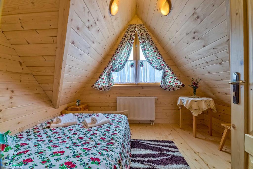 Postel nebo postele na pokoji v ubytování Domek w Białce z JACUZZI w ogrodzie