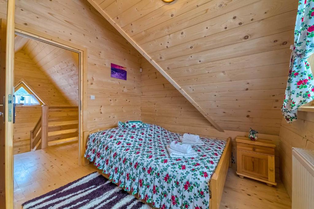 Postel nebo postele na pokoji v ubytování Domek w Białce z JACUZZI w ogrodzie