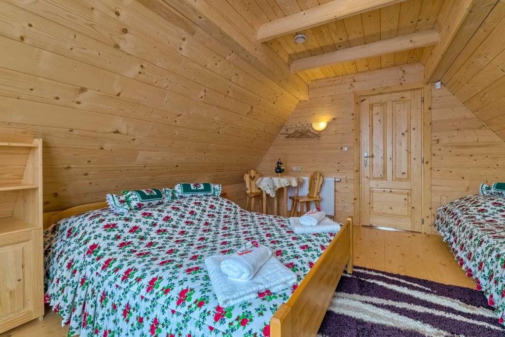 Postel nebo postele na pokoji v ubytování Domek w Białce z JACUZZI w ogrodzie