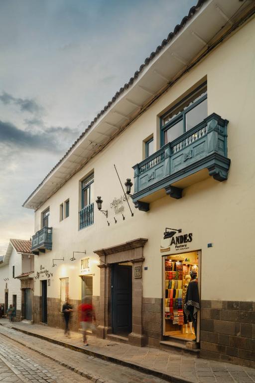 a store on the side of a building at Hostal & Apartments El Triunfo in Cusco