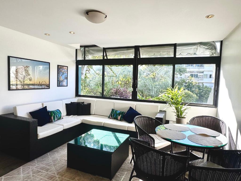 a living room with a couch and a table at Apto 3 quartos, confortável e silencioso- Ar Condicionado - Wi-Fi rápido - Ótima localização in Brasília