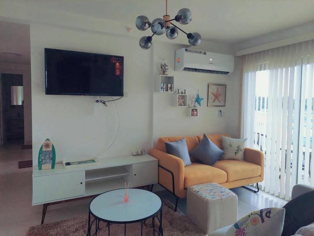 a living room with a couch and a tv on a wall at Playa dorodo in La Chorrera