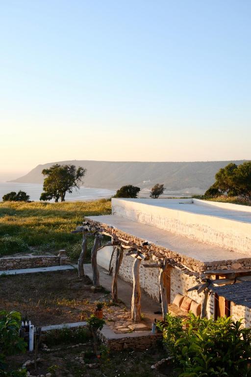 a stone bench sitting on top of a hill at Wilde Tigmi in Essaouira