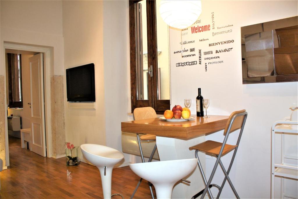 ローマにあるNavona Secret Suiteのキッチン(テーブル、椅子付)
