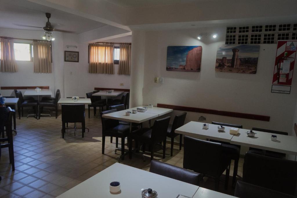 ein Restaurant mit Tischen und Stühlen in einem Raum in der Unterkunft HS House in La Rioja