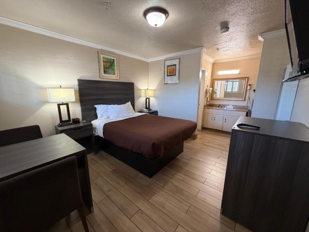 a hotel room with a bed and a desk at SurfSide Stay in Morro Bay
