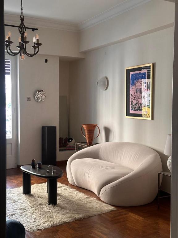 Spacious & central 2BR flat in Kypseli