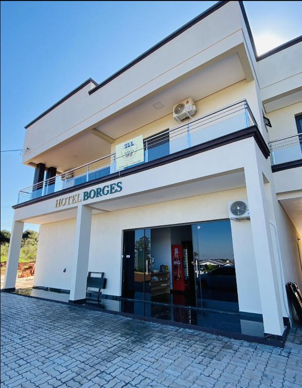 a hotel duplex with a sign that reads hotel dances at Borges Hotel, endereço Boa Vista das Missões in Jabuticaba