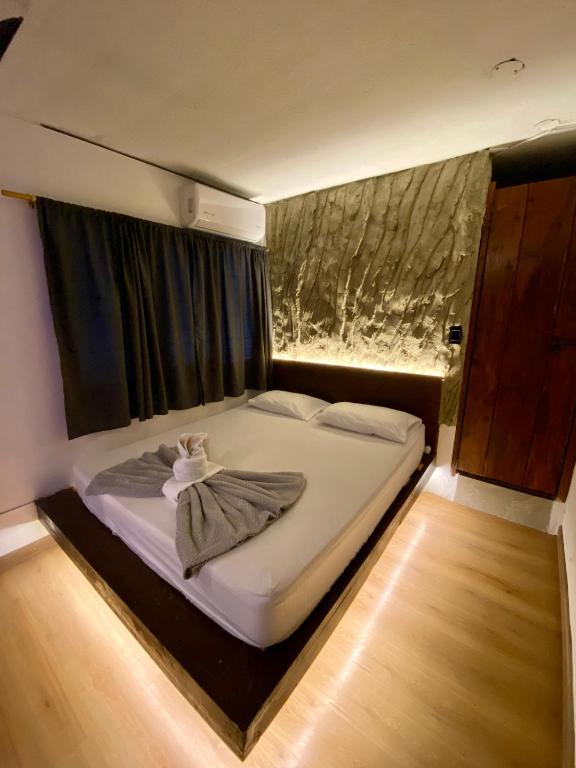 a large bed in a room with a window at Hotel Grand ilama in Cali