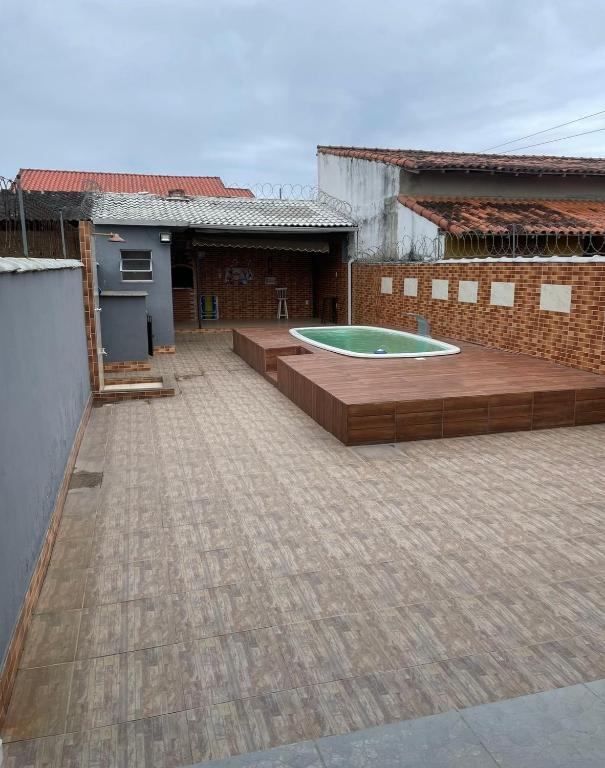 a large patio with a pool in the middle of a building at Casa em Maricá- Paraiso Itaipuaçu in Maricá