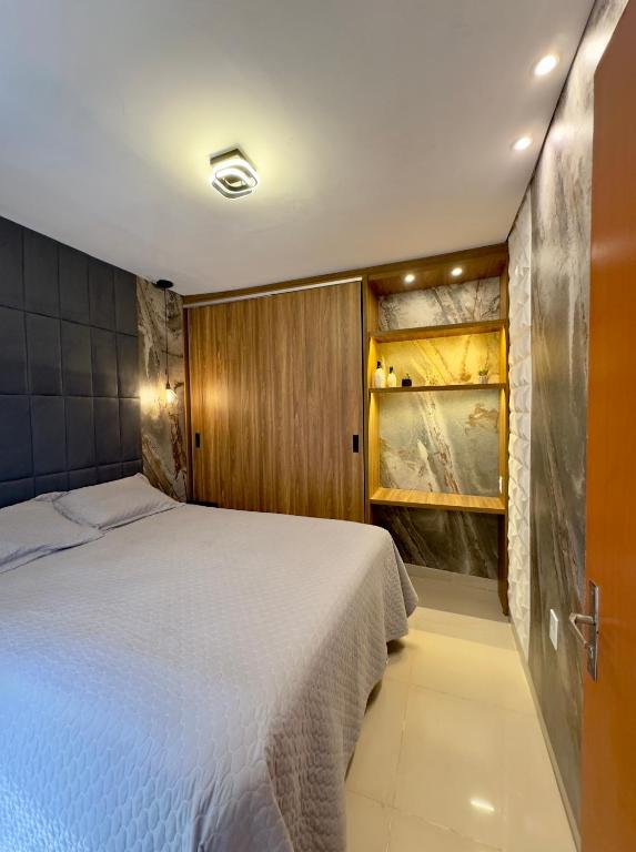 a bedroom with a white bed in a room at Loft Completo Compact in Palmas