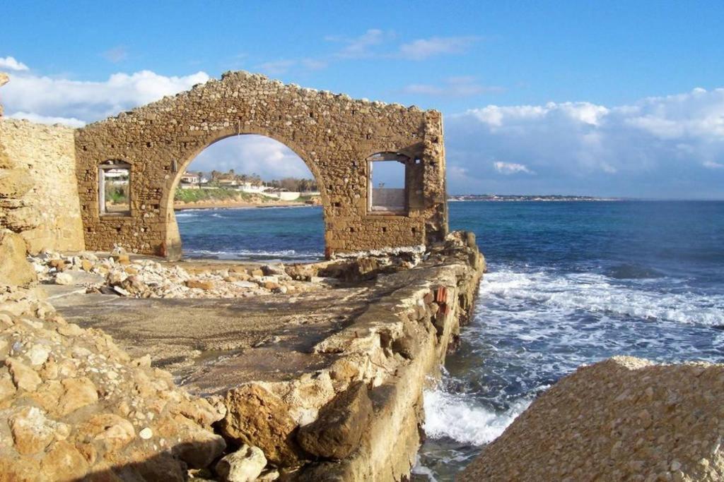 アヴォラにあるCase vacanze Alice e Salvoの海岸の古い石造りの建物