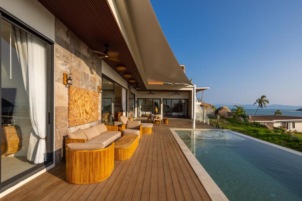 an external view of a villa with a swimming pool at Villa Lotus in Ko Phangan