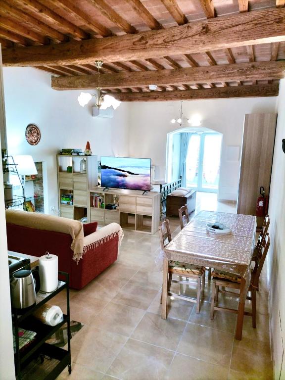 a living room with a couch and a table at Il Colle in Treggiaia