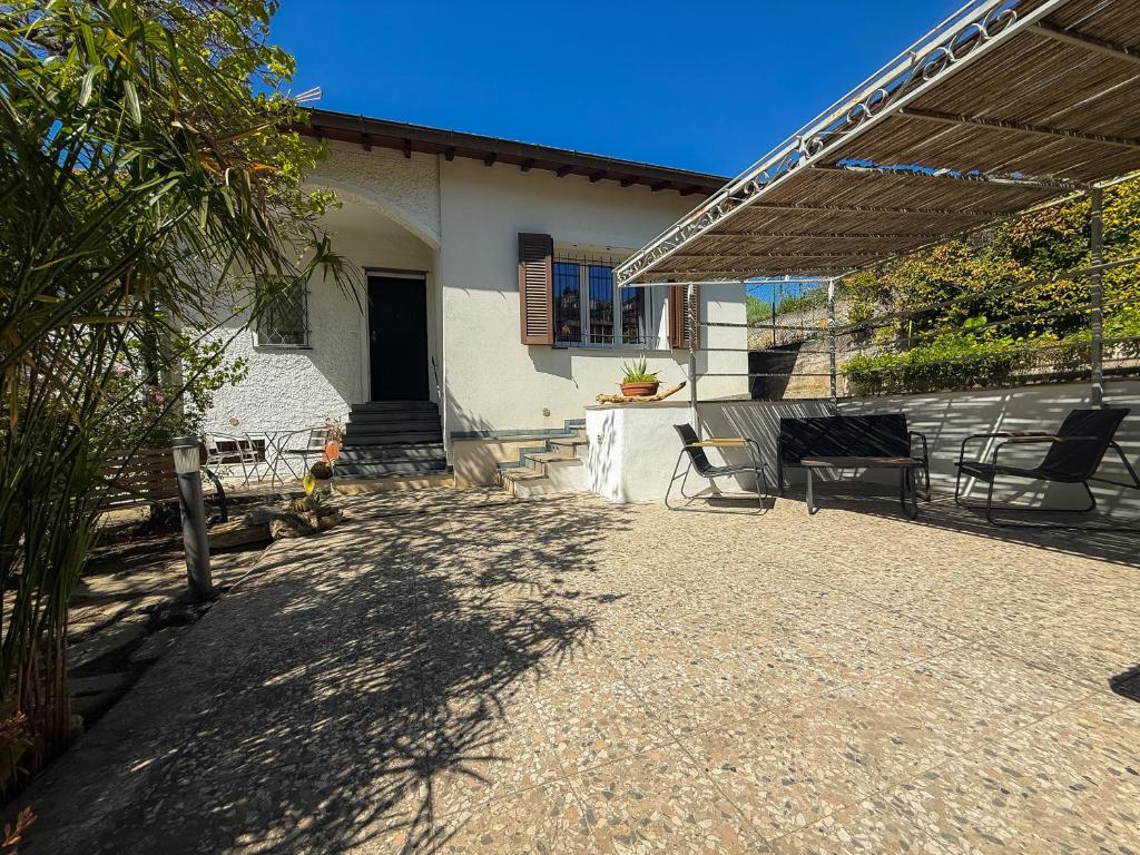a patio of a house with a table and chairs at Fortuna Garden House in Imperia
