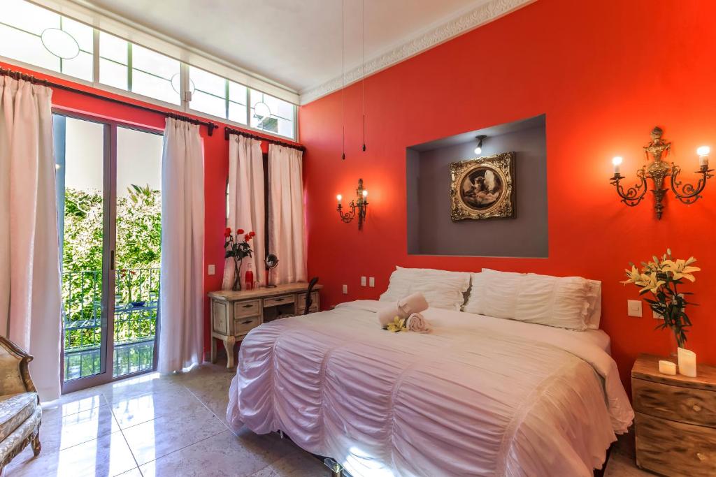 Postel nebo postele na pokoji v ubytování Garlands Del Rio Riverside Boutique Hotel