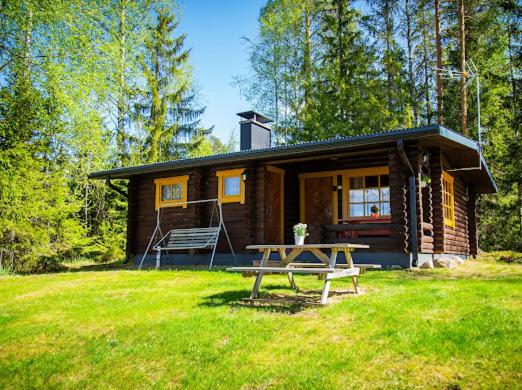 a small cabin with a picnic table in front of it at Juhantupa in Keuruu