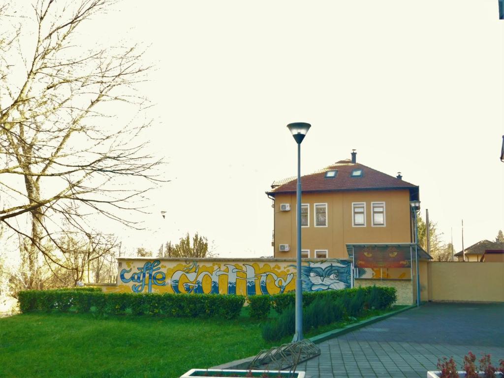 ein Haus mit Graffiti nebenbei in der Unterkunft Apartments Villa Kobilj in Banja Luka
