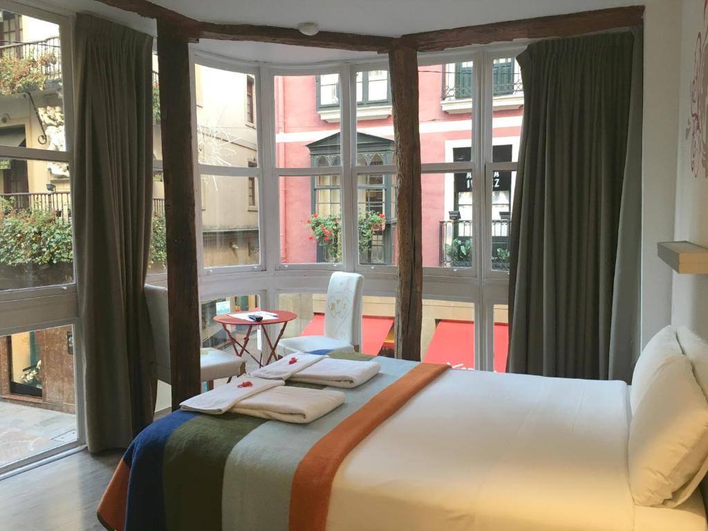 Кровать или кровати в номере Pensión AliciaZzz Bed And Breakfast Bilbao