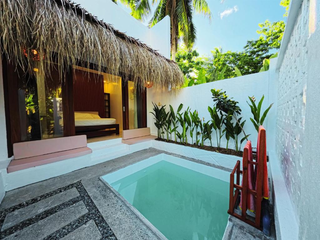 eine Villa mit Swimmingpool und Schlafzimmer in der Unterkunft Casa Oro in General Luna
