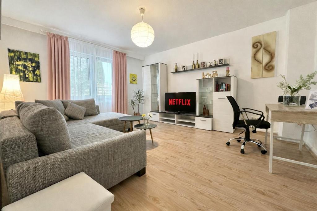 a living room with a couch and a table at VAJAGIC 1 - Apartment 4 Pers, 60 qm, EG, Messe, Uni Klinik in Essen