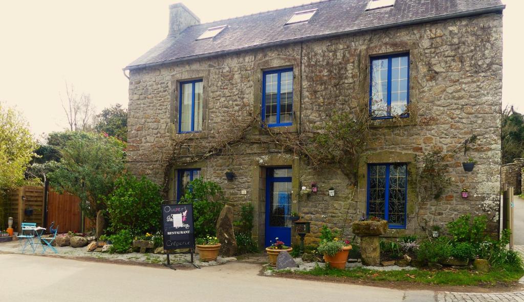 an old stone house with blue doors and windows at Chez Laurence in Locronan