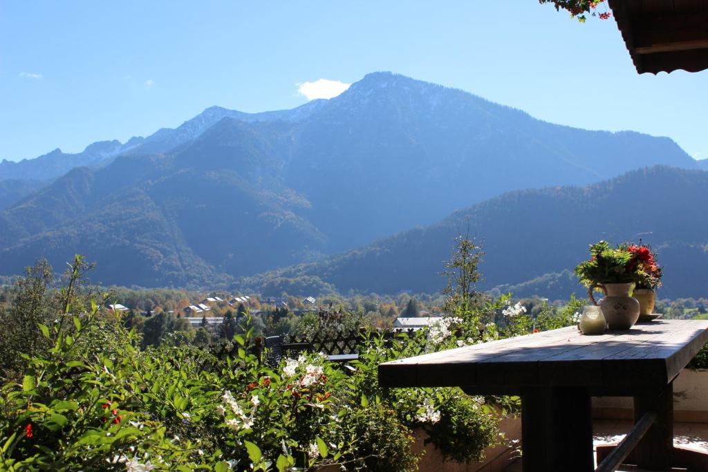 Vista generica sulle montagne o vista sulle montagne dall'interno dell'affittacamere
